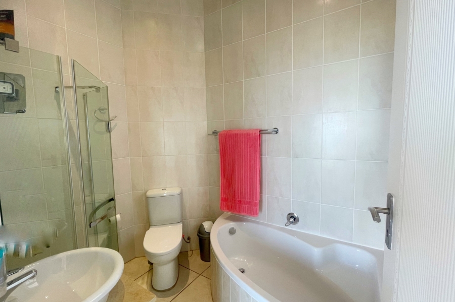To Let 3 Bedroom Property for Rent in Signal Hill Western Cape